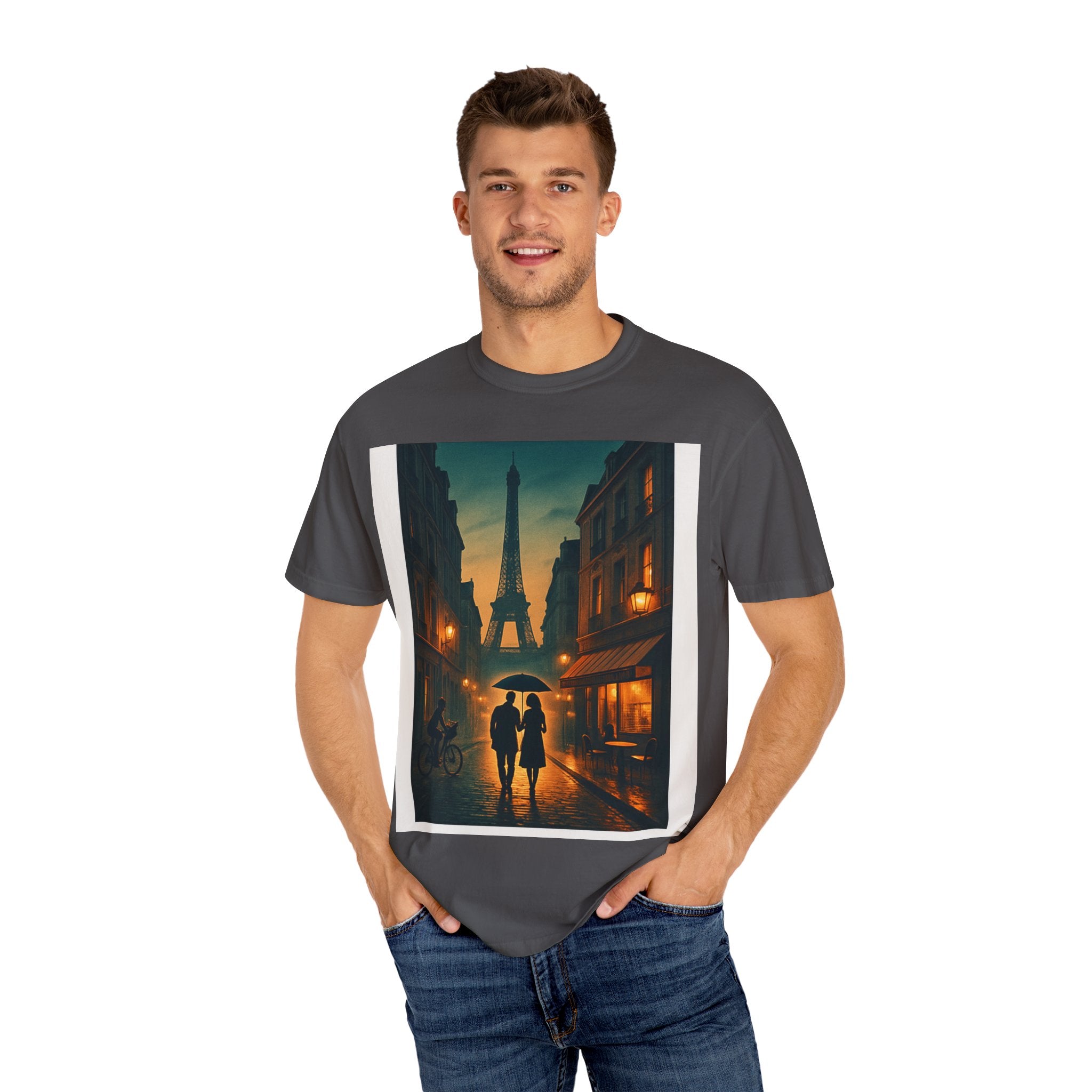 T-Shirt Teint en Pièce – Romance Parisienne Sous la Pluie (Personnalisable)