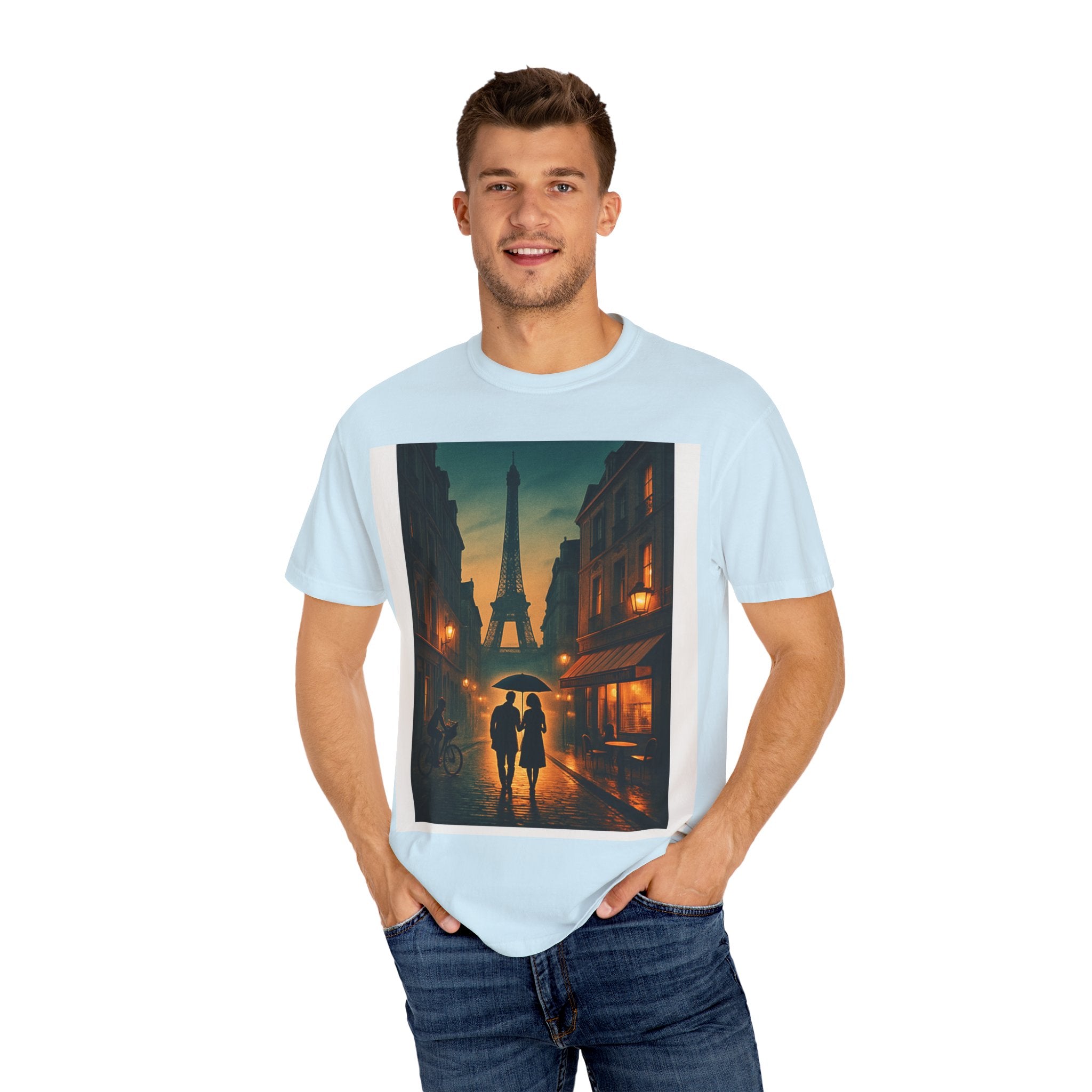 T-Shirt Teint en Pièce – Romance Parisienne Sous la Pluie (Personnalisable)
