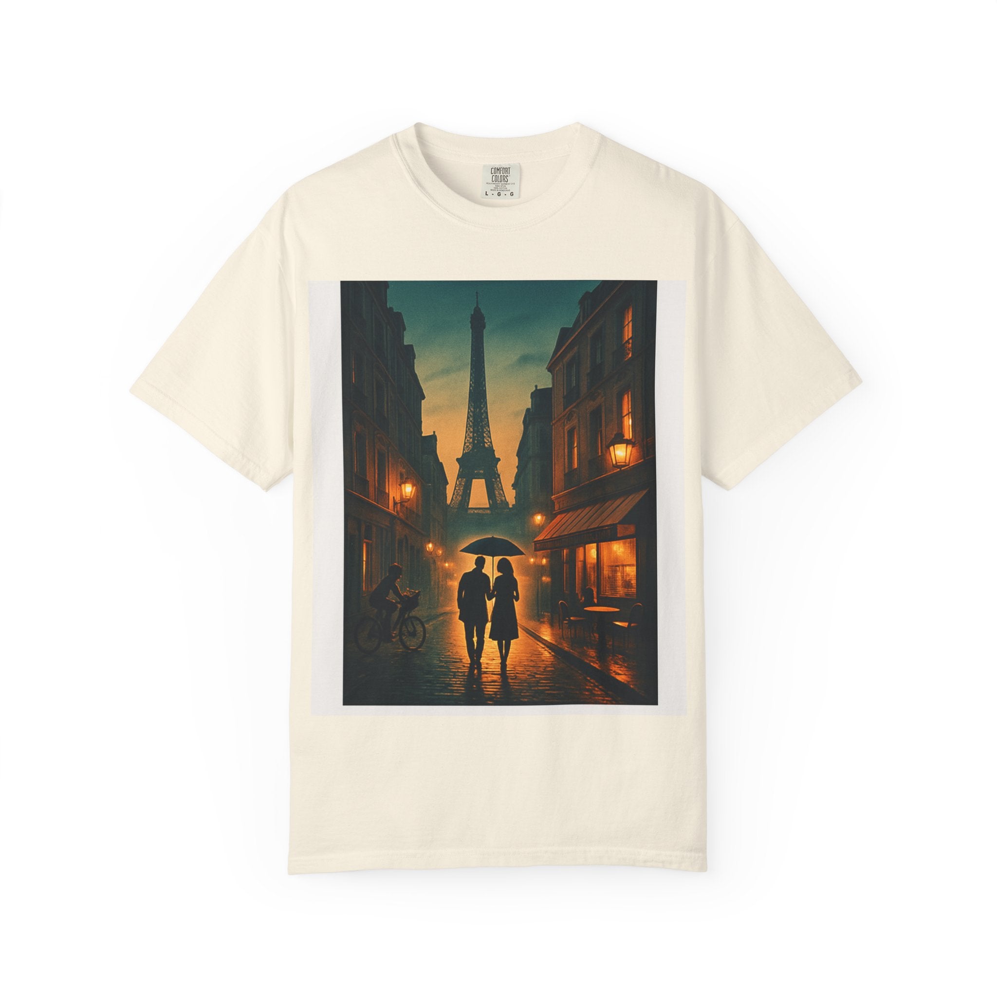 T-Shirt Teint en Pièce – Romance Parisienne Sous la Pluie (Personnalisable)