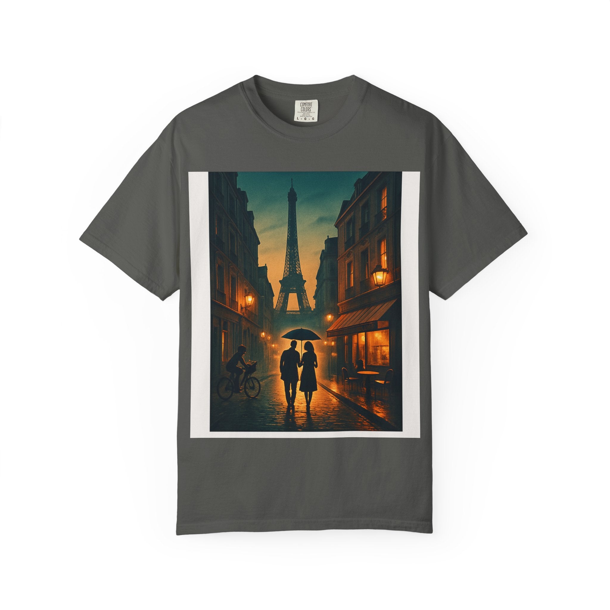 T-Shirt Teint en Pièce – Romance Parisienne Sous la Pluie (Personnalisable)