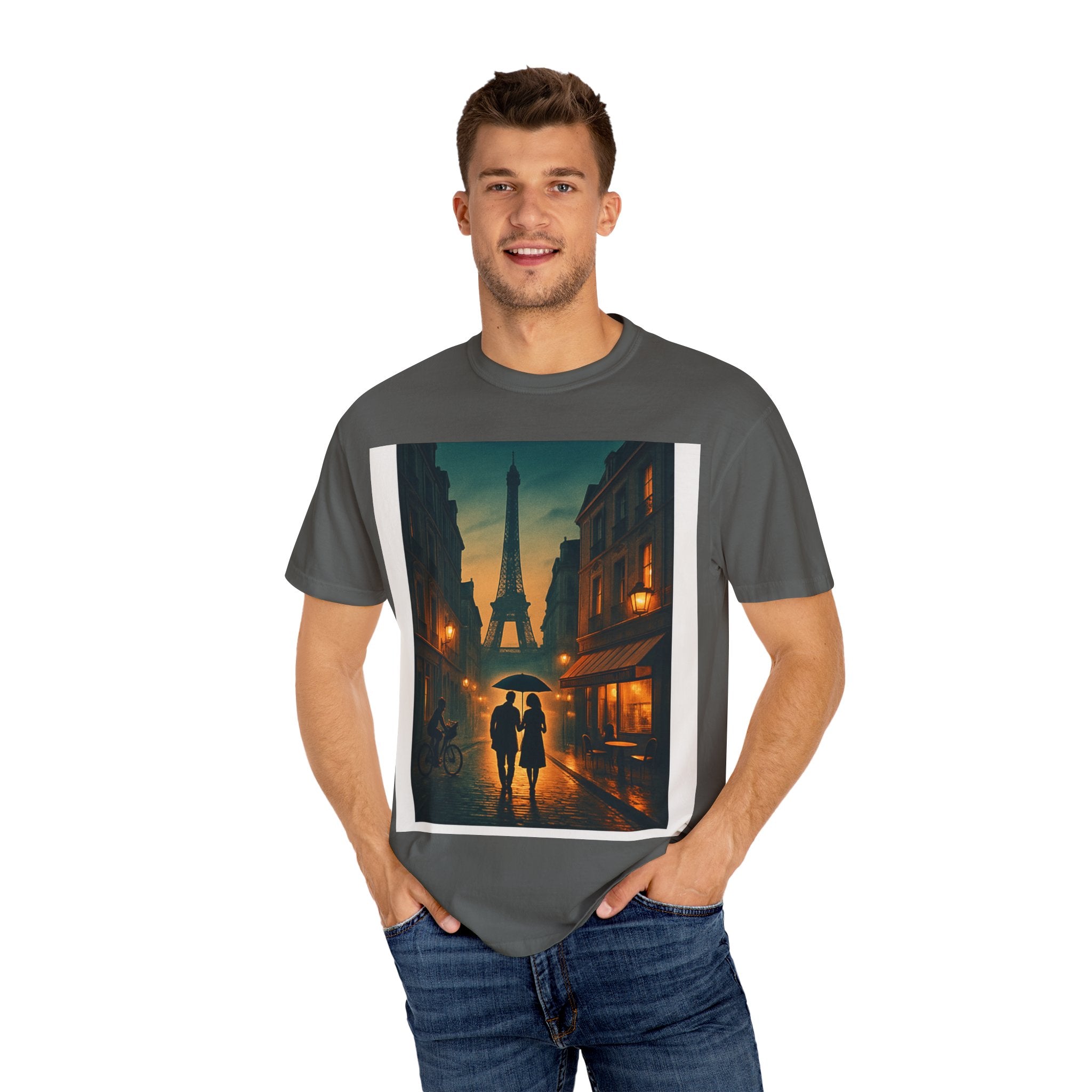 T-Shirt Teint en Pièce – Romance Parisienne Sous la Pluie (Personnalisable)