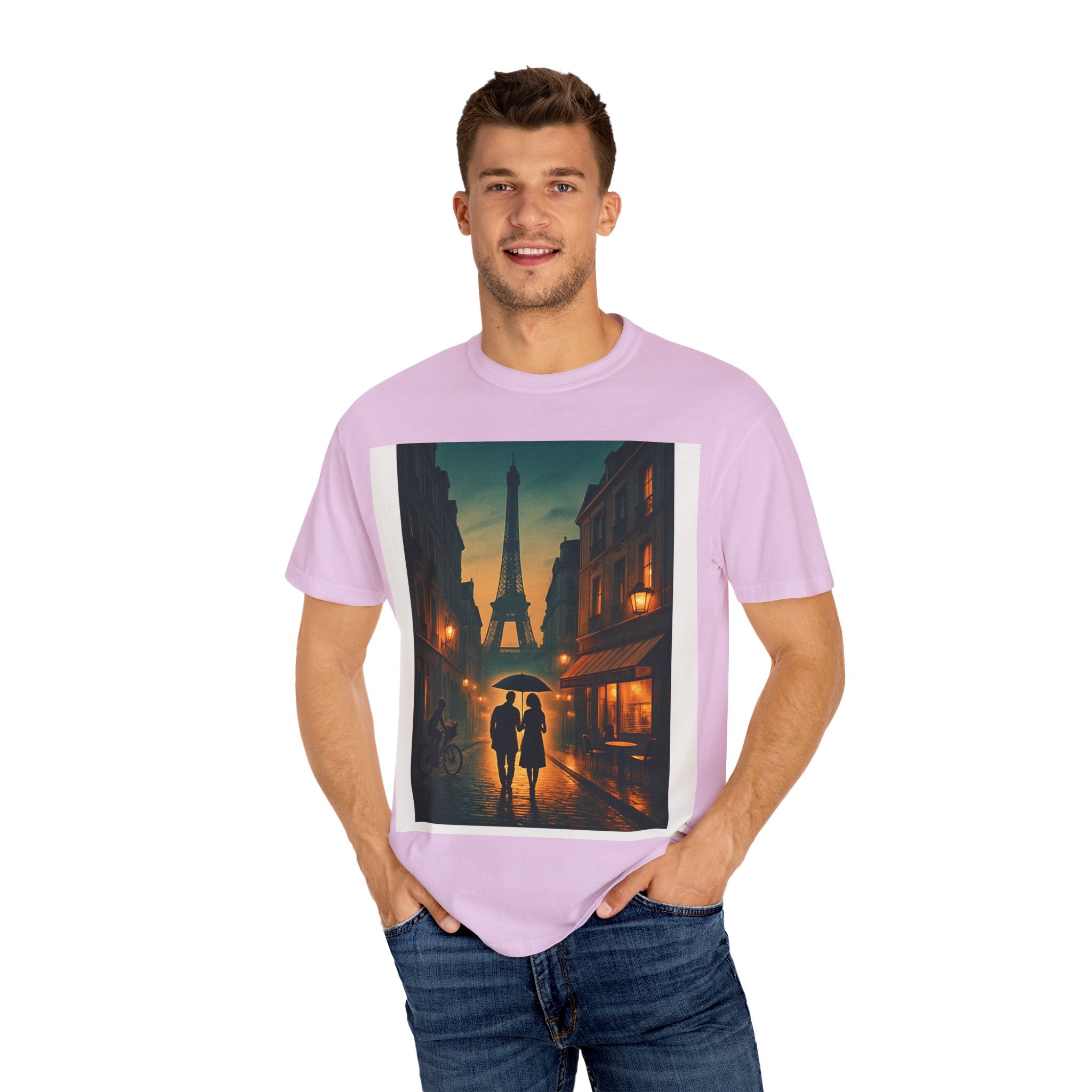 T-Shirt Teint en Pièce – Romance Parisienne Sous la Pluie (Personnalisable)