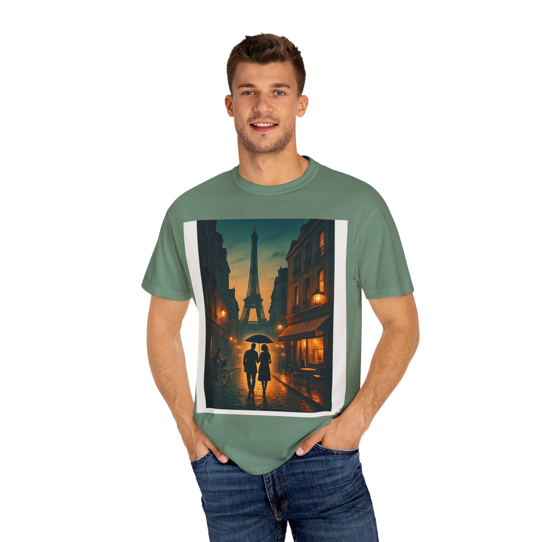T-Shirt Teint en Pièce – Romance Parisienne Sous la Pluie (Personnalisable)