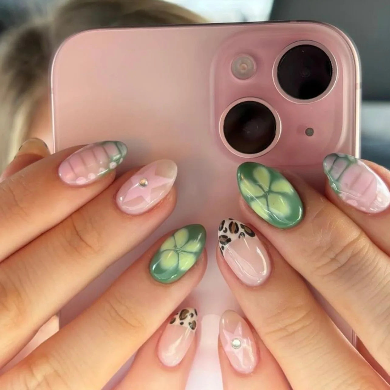 Set de 24 Faux Ongles Fleur Blanche  – Dégradé Pastel Rose & Jaune Chic