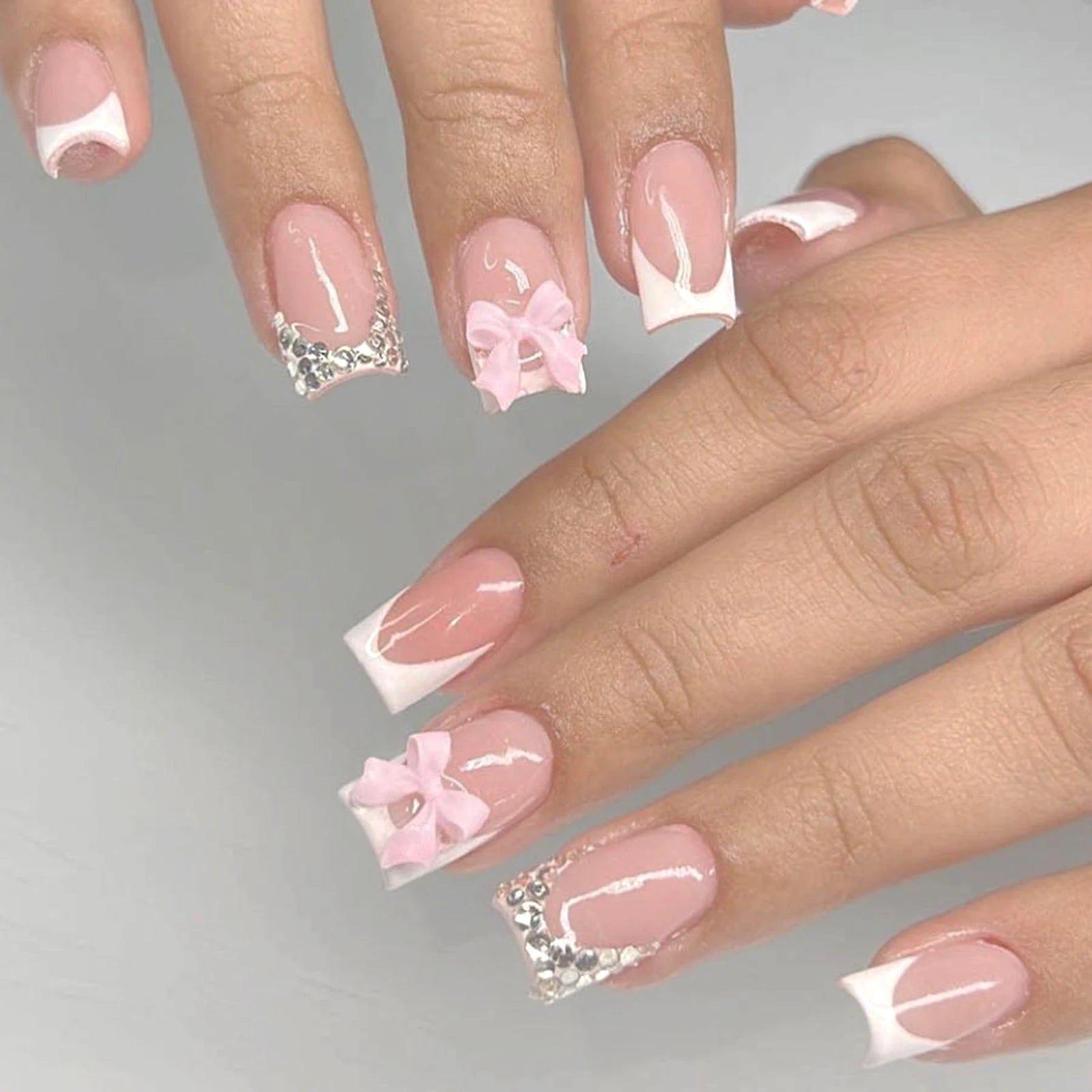24 Pièces Faux Ongles French 3D – Nœud Papillon Élégant & Manucure Professionnelle DIY