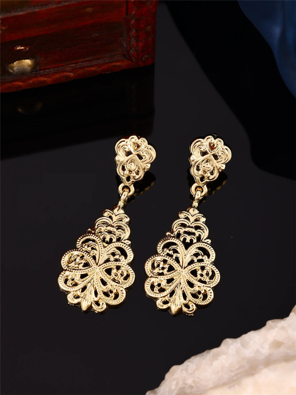 Boucles d’Oreilles Rétro Dorées – Motifs Sculptés en Creux