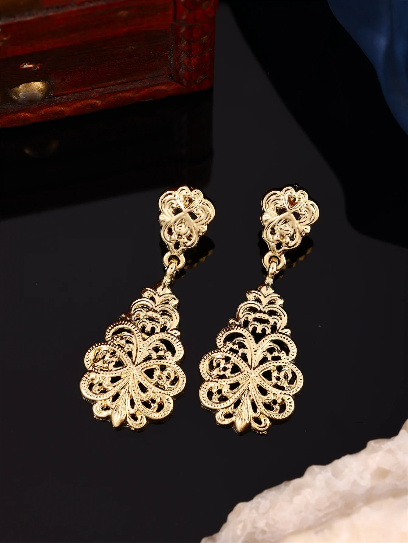 Boucles d’Oreilles Rétro Dorées – Motifs Sculptés en Creux