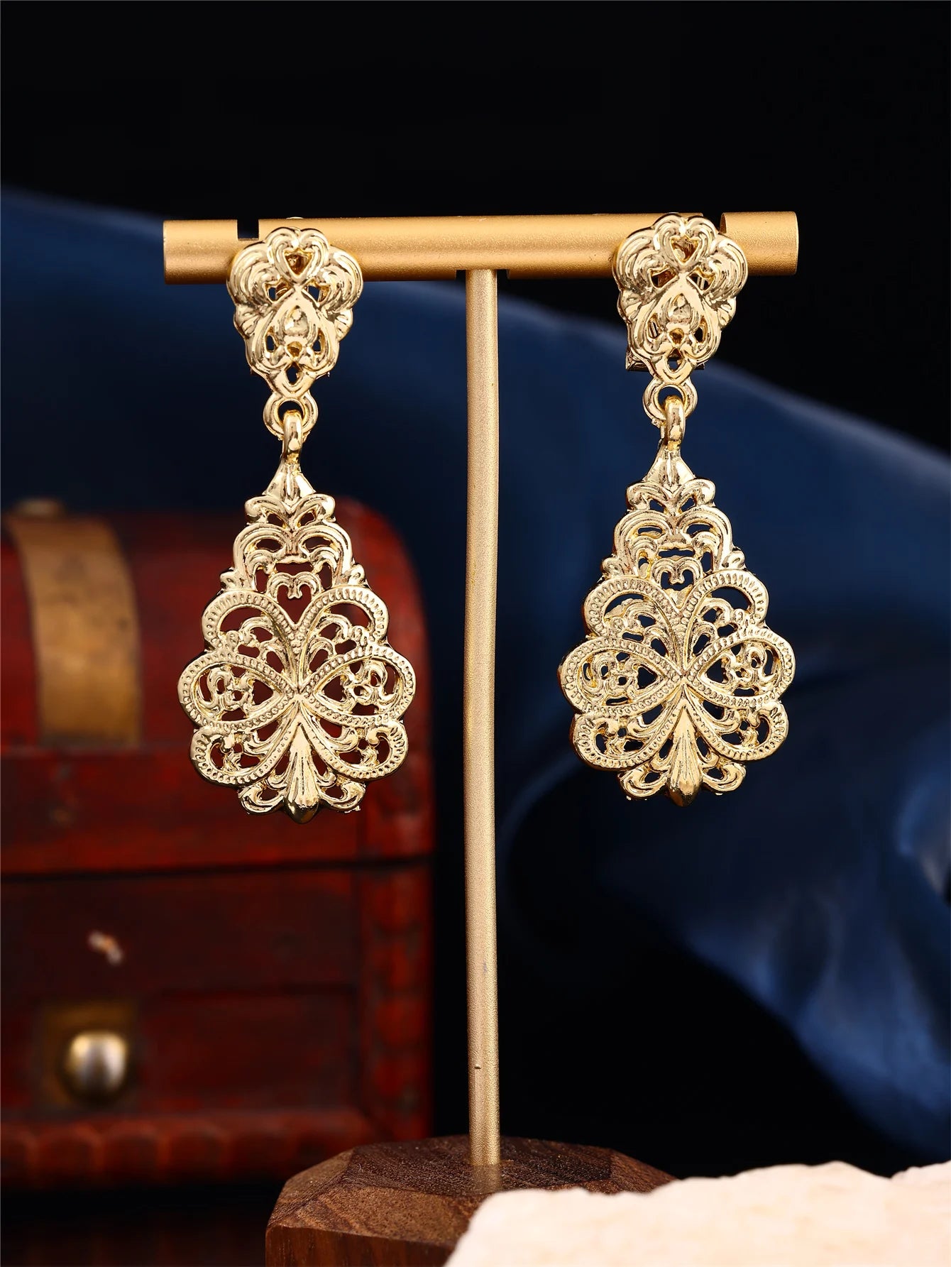 Boucles d’Oreilles Rétro Dorées – Motifs Sculptés en Creux