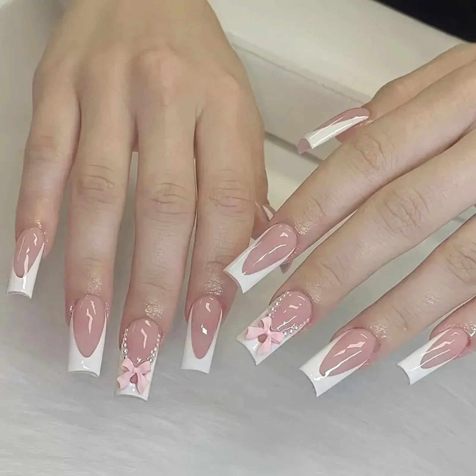 24 Pièces Faux Ongles French 3D – Nœud Papillon Élégant & Manucure Professionnelle DIY