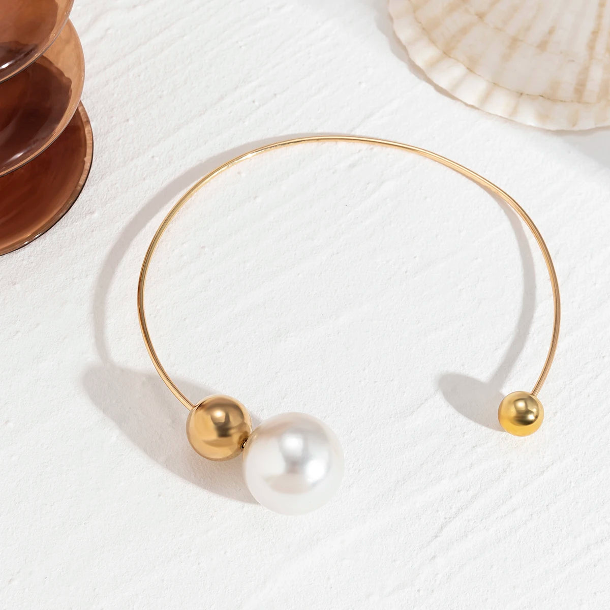 Collier Gothique Élégant – Ras-du-Cou Perle Blanche & Pendentif Boule (Or / Argent)