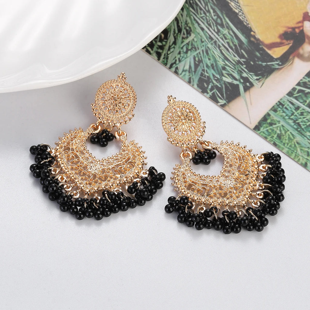 Boucles d’Oreilles Boho Cœur Doré – Fleur Sculptée & Perles – Style Jhumka Indien
