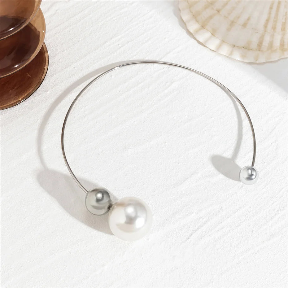 Collier Gothique Élégant – Ras-du-Cou Perle Blanche & Pendentif Boule (Or / Argent)