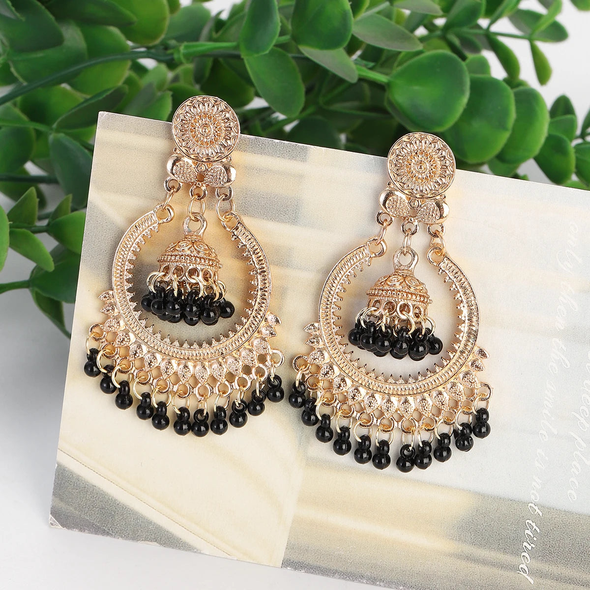 Boucles d’Oreilles Jhumka Rondes Dorées – Vintage Bohème à Fleurs & Pompons de Perles
