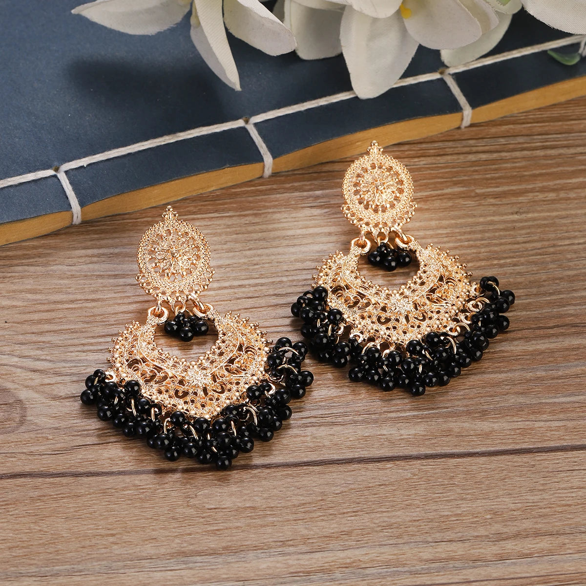 Boucles d’Oreilles Boho Cœur Doré – Fleur Sculptée & Perles – Style Jhumka Indien