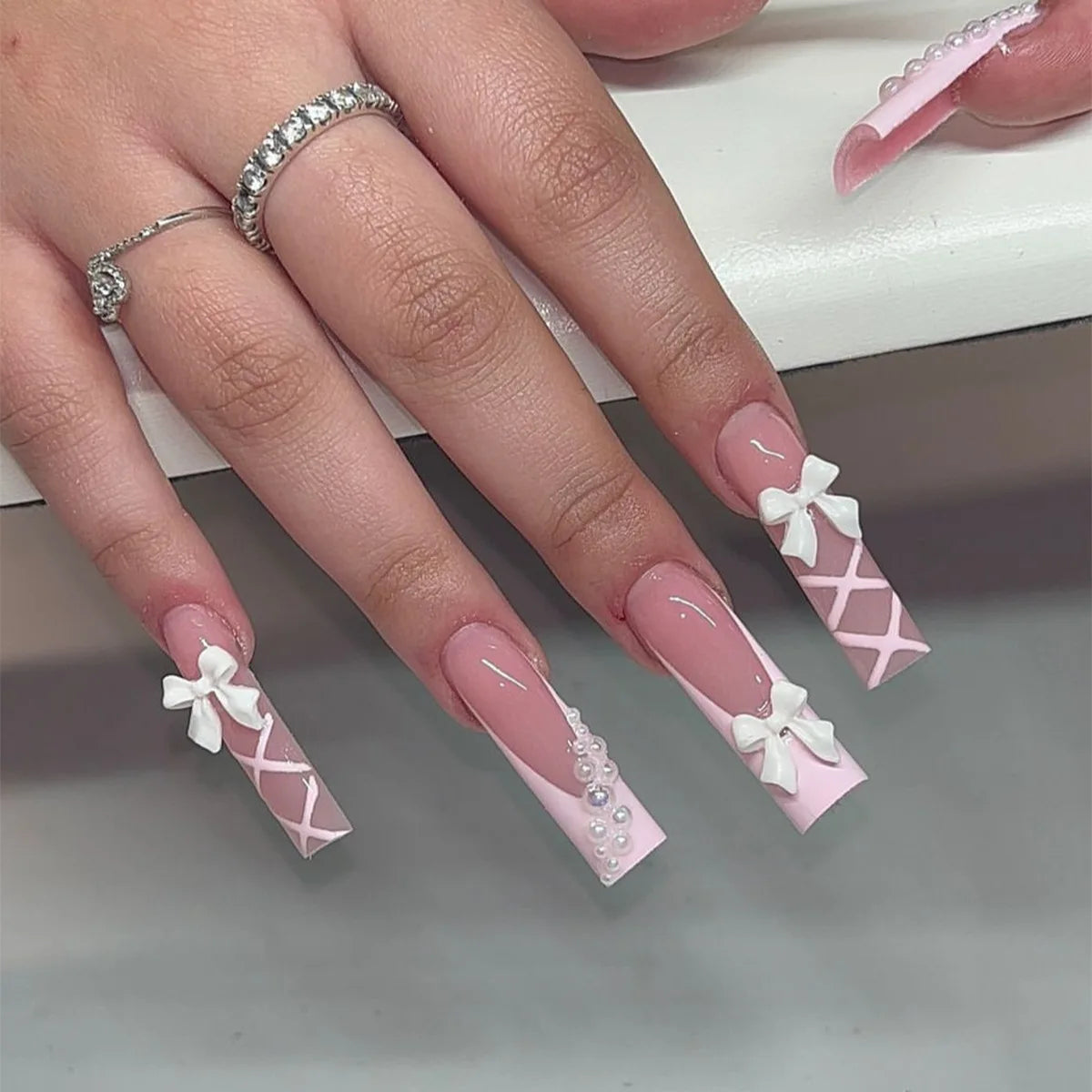 24 Pièces Faux Ongles French 3D – Nœud Papillon Élégant & Manucure Professionnelle DIY