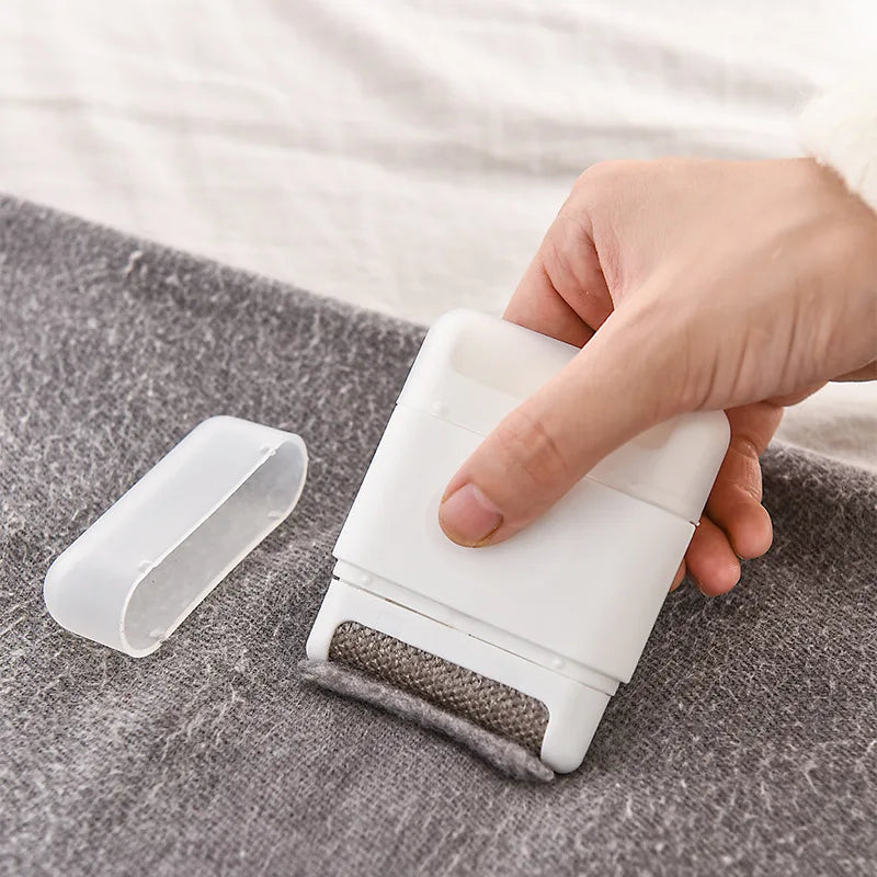 Mini brosse anti-poils portable — vêtements et tissus