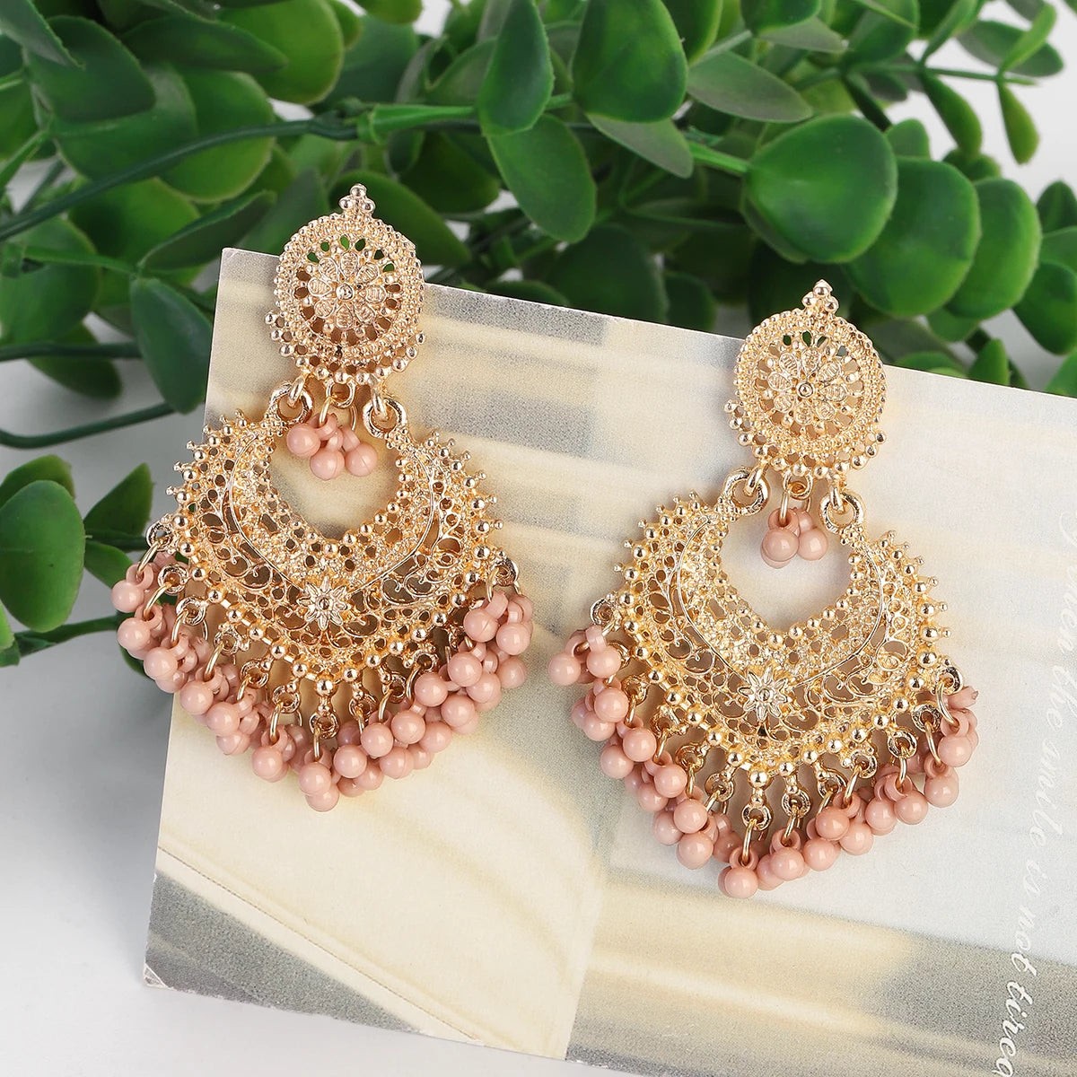 Boucles d’Oreilles Boho Cœur Doré – Fleur Sculptée & Perles – Style Jhumka Indien
