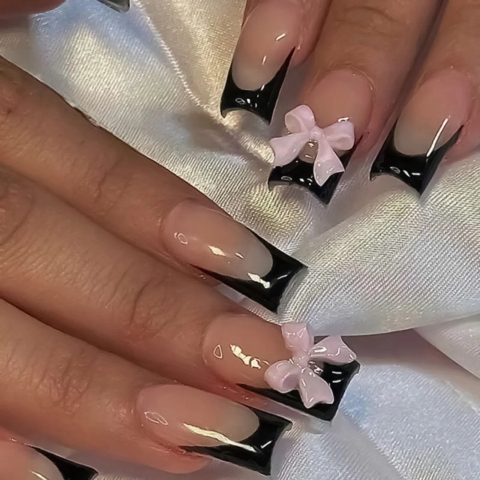 24 Pièces Faux Ongles French 3D – Nœud Papillon Élégant & Manucure Professionnelle DIY