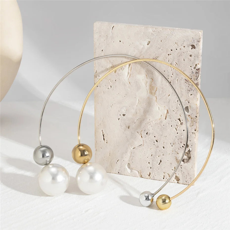 Collier Gothique Élégant – Ras-du-Cou Perle Blanche & Pendentif Boule (Or / Argent)