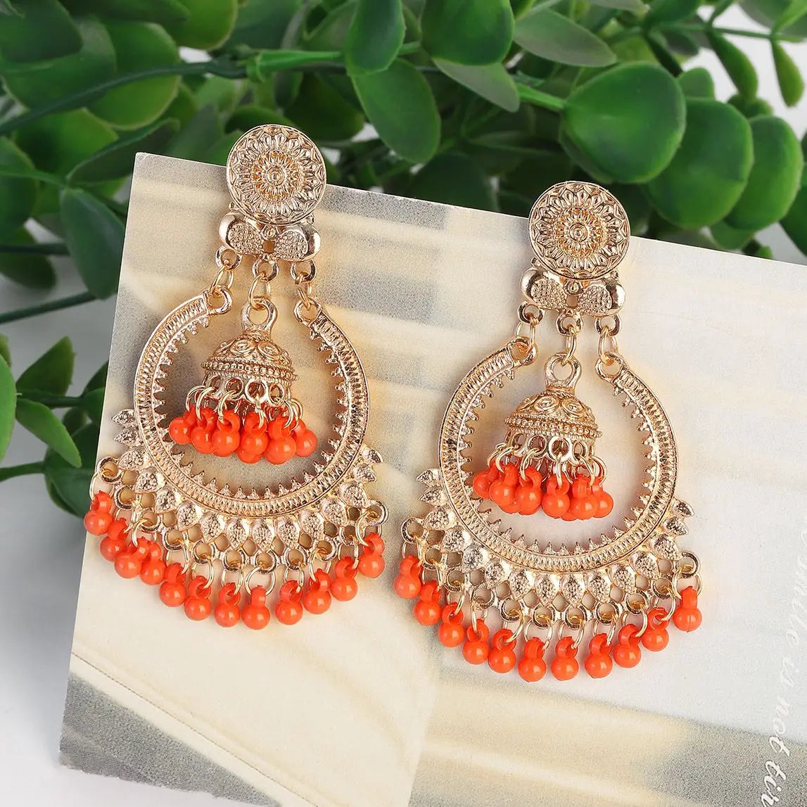 Boucles d’Oreilles Jhumka Rondes Dorées – Vintage Bohème à Fleurs & Pompons de Perles