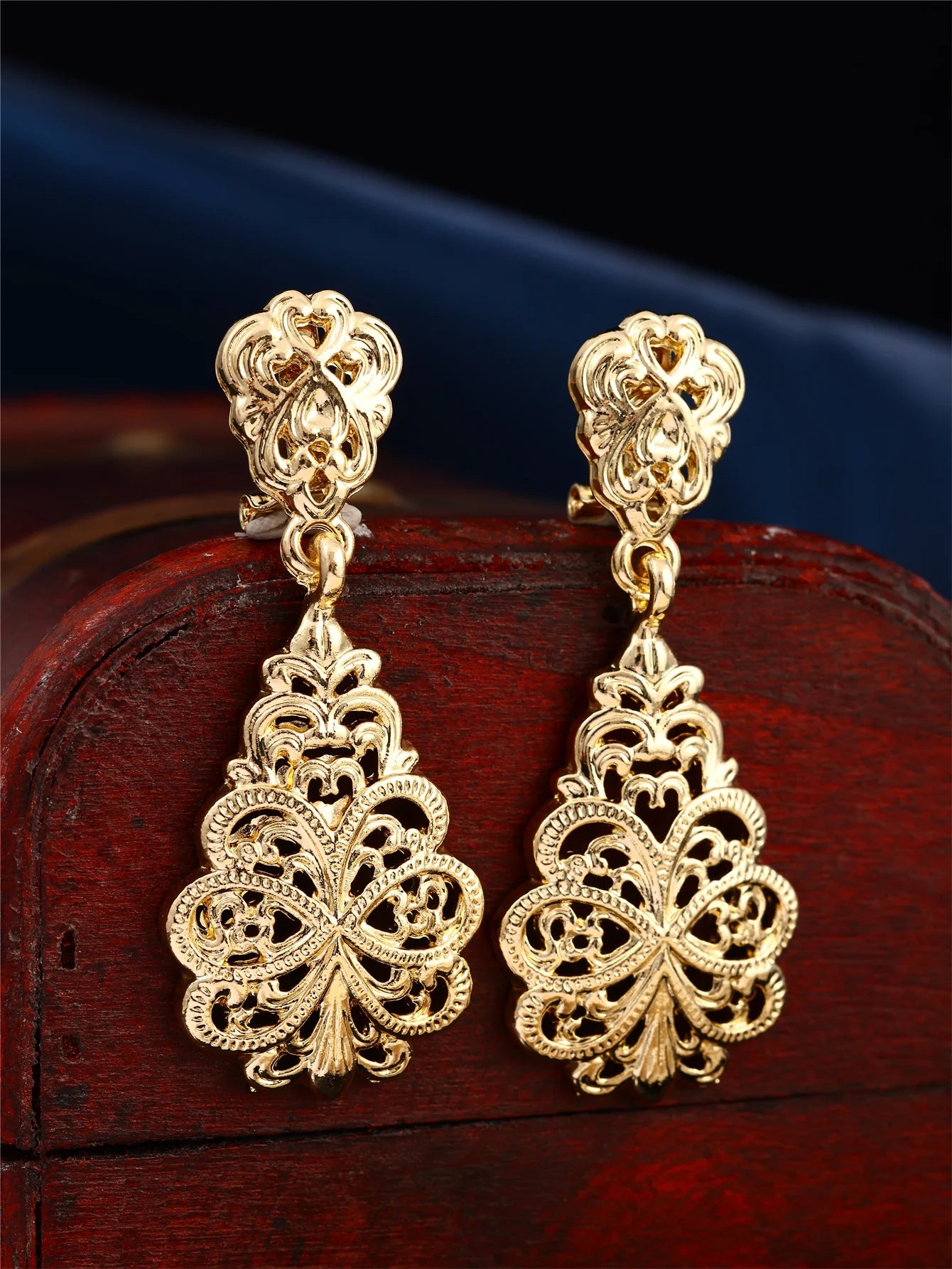 Boucles d’Oreilles Rétro Dorées – Motifs Sculptés en Creux