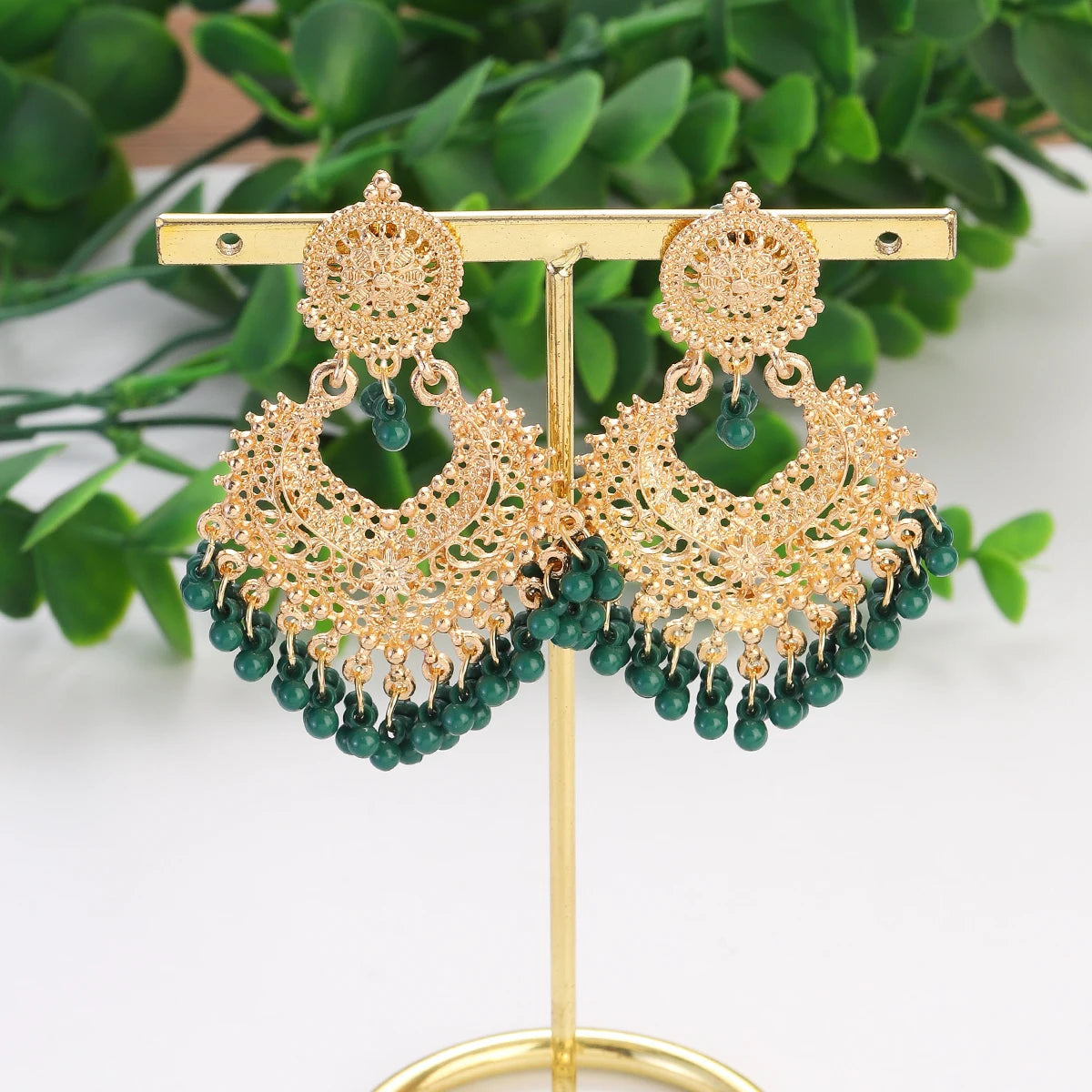 Boucles d’Oreilles Boho Cœur Doré – Fleur Sculptée & Perles – Style Jhumka Indien