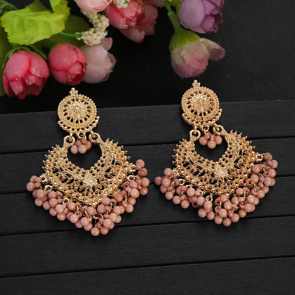 Boucles d’Oreilles Boho Cœur Doré – Fleur Sculptée & Perles – Style Jhumka Indien
