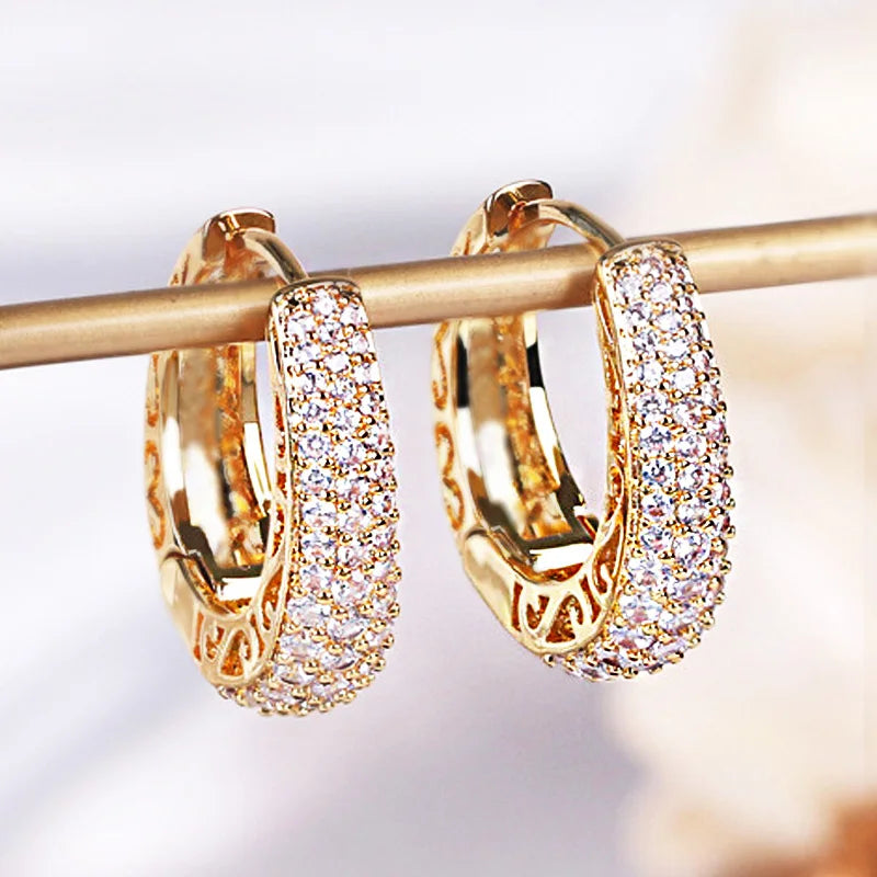 Boucles d’Oreilles Créoles HUITAN – Pavé CZ Doré Luxe