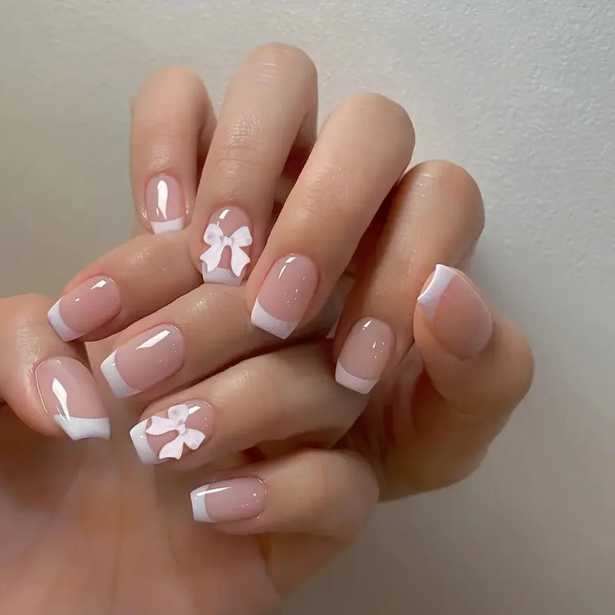 24 Pièces Faux Ongles French 3D – Nœud Papillon Élégant & Manucure Professionnelle DIY