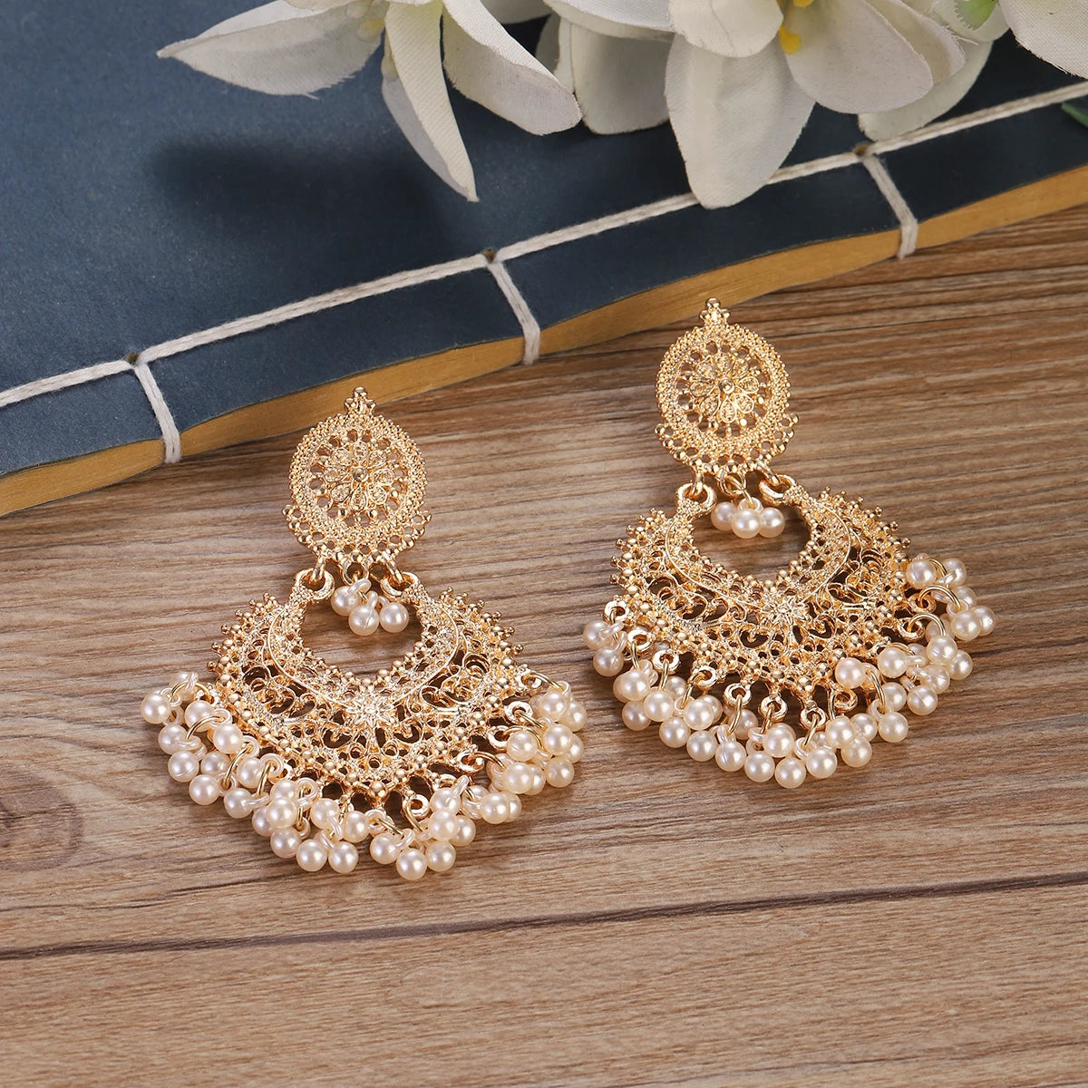 Boucles d’Oreilles Jhumka Indiennes – Cœur Doré, Perles & Pompon – Style Vintage Éthnique