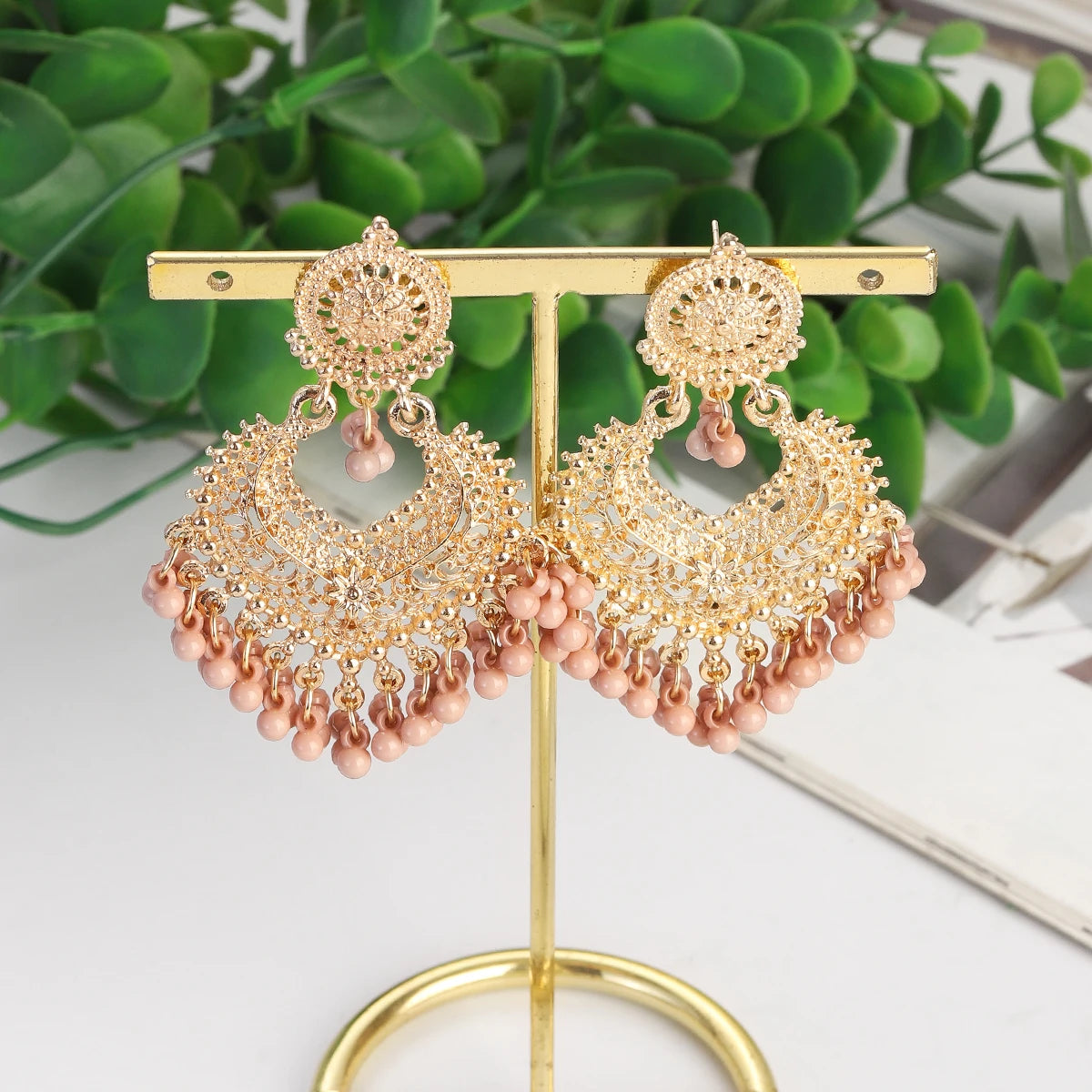 Boucles d’Oreilles Boho Cœur Doré – Fleur Sculptée & Perles – Style Jhumka Indien