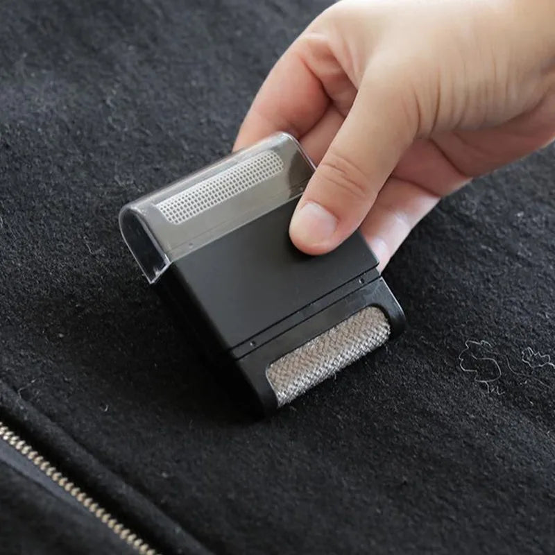 Mini brosse anti-poils portable — vêtements et tissus