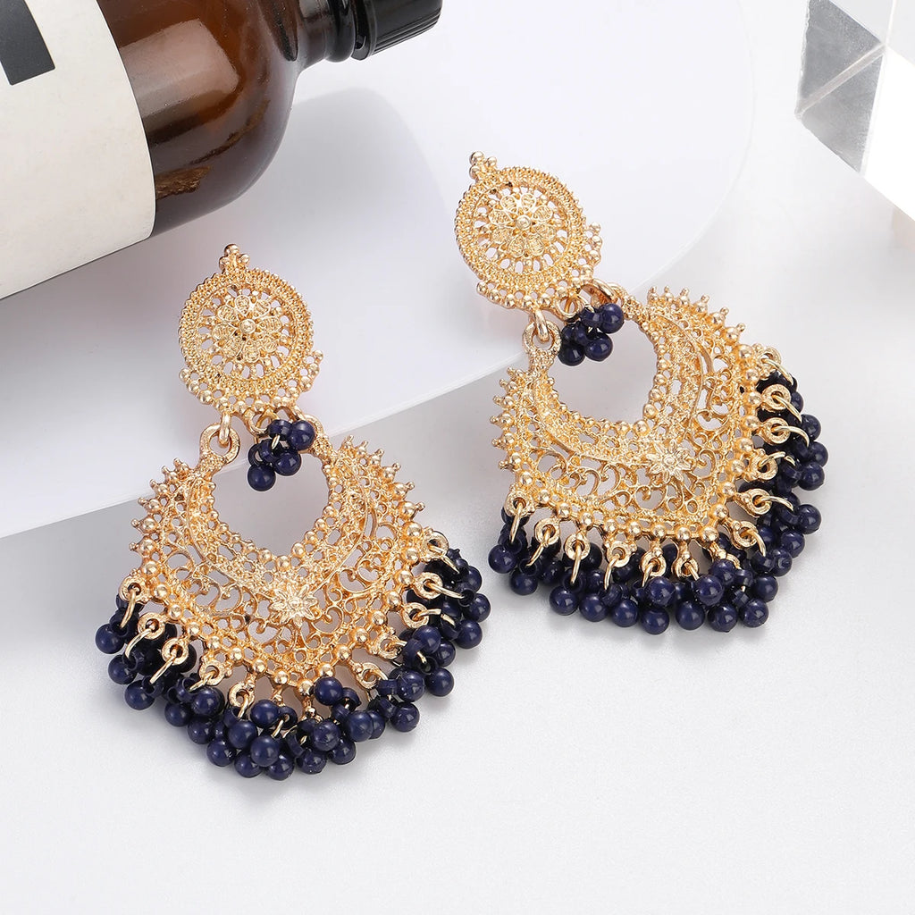Boucles d’Oreilles Boho Cœur Doré – Fleur Sculptée & Perles – Style Jhumka Indien
