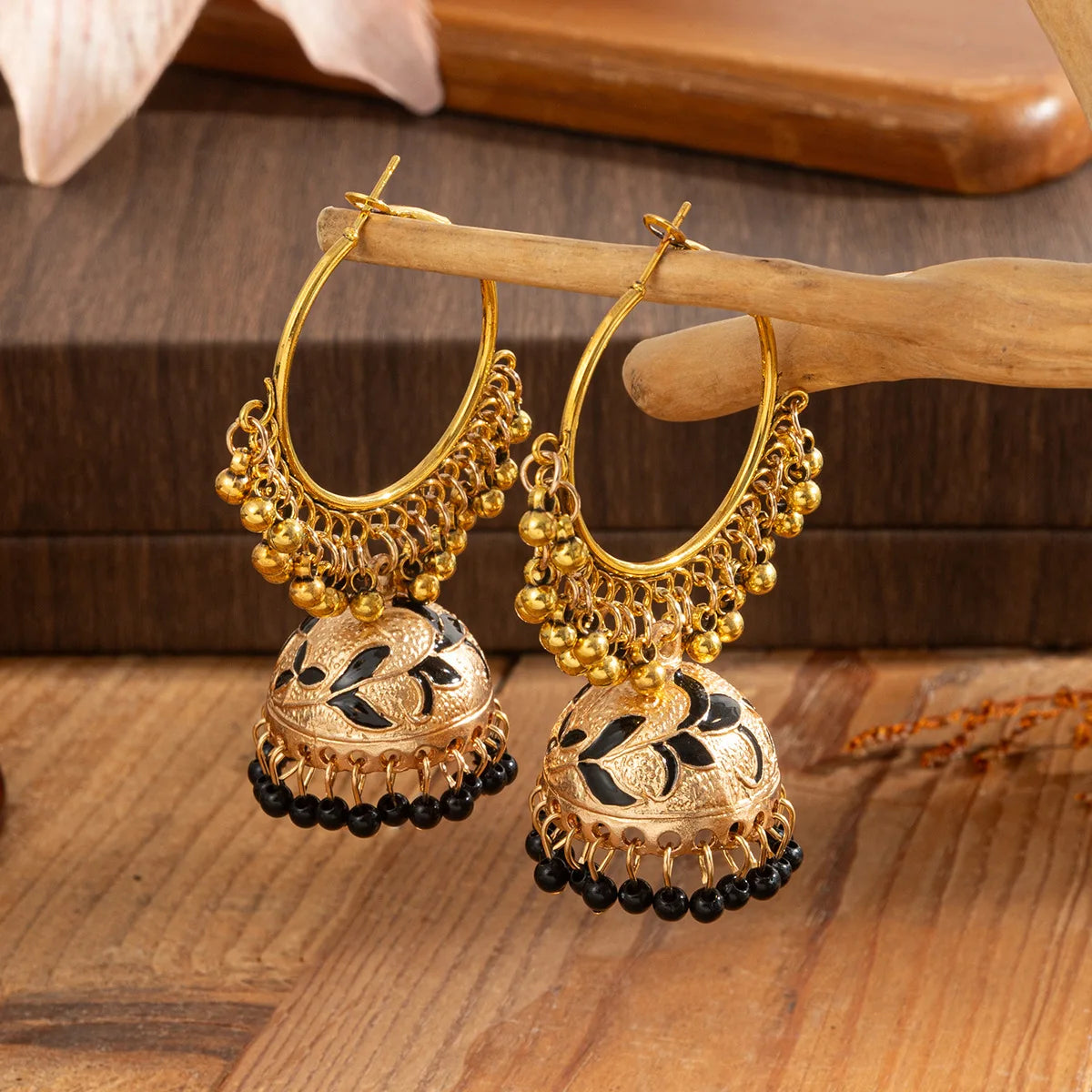 Jhumka Grand Rond Doré – Boucles d’Oreilles Indiennes Vintage Éthniques – Émail, Fleur & Cloche