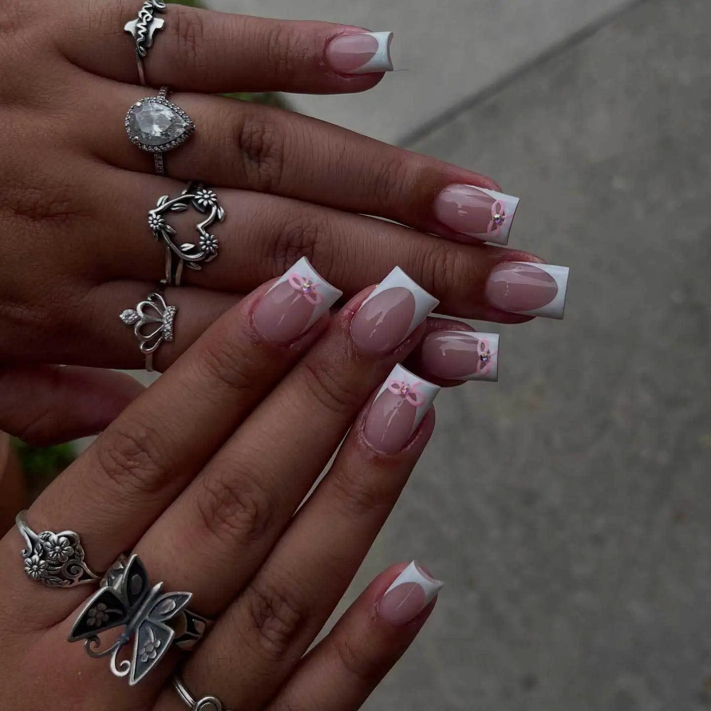 24 Pièces Faux Ongles French 3D – Nœud Papillon Élégant & Manucure Professionnelle DIY