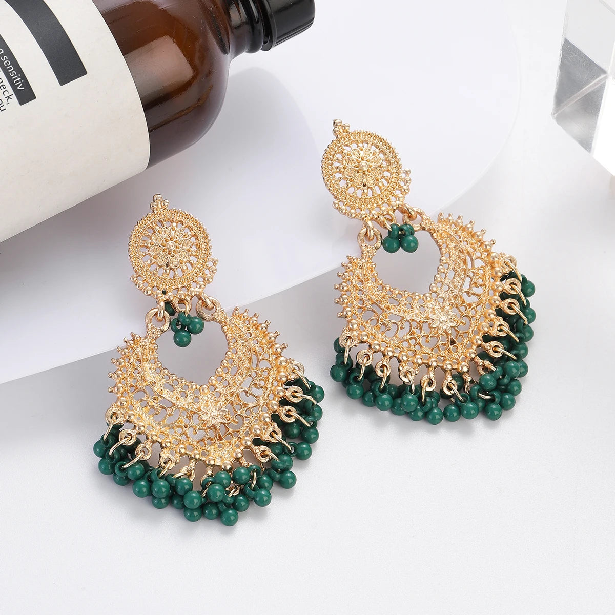 Boucles d’Oreilles Boho Cœur Doré – Fleur Sculptée & Perles – Style Jhumka Indien