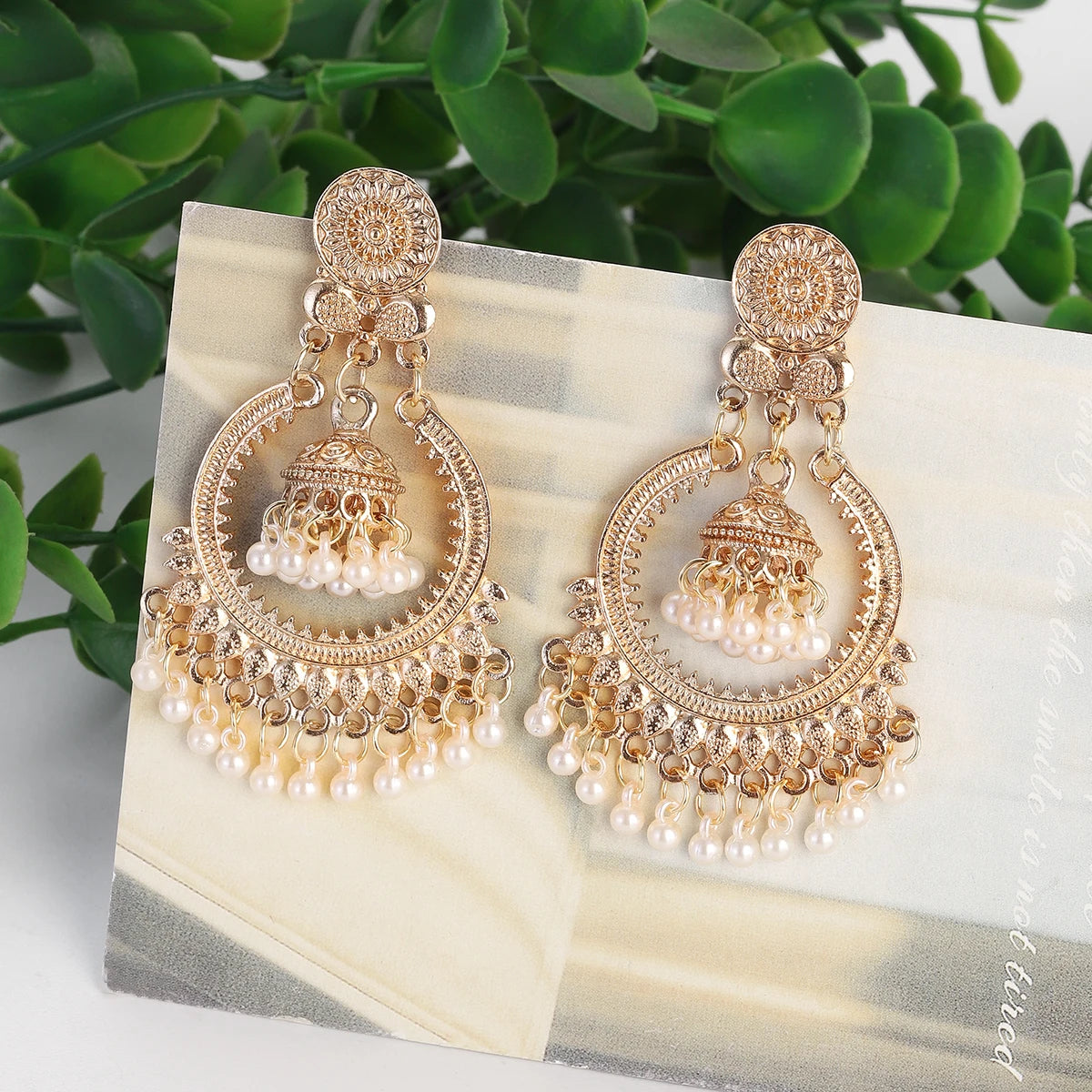 Boucles d’Oreilles Jhumka Rondes Dorées – Vintage Bohème à Fleurs & Pompons de Perles