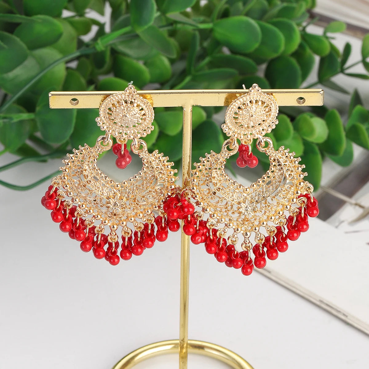 Boucles d’Oreilles Boho Cœur Doré – Fleur Sculptée & Perles – Style Jhumka Indien