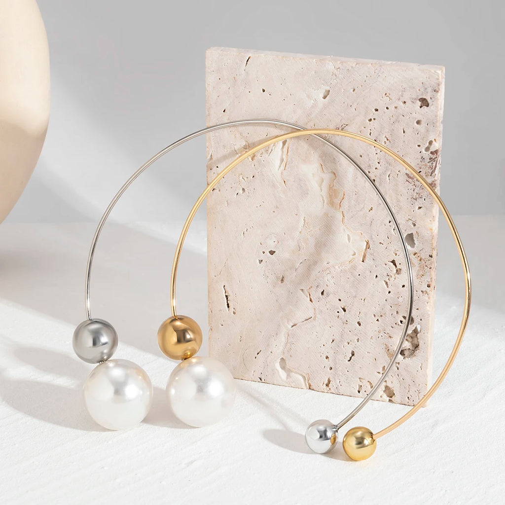 Collier Gothique Élégant – Ras-du-Cou Perle Blanche & Pendentif Boule (Or / Argent)