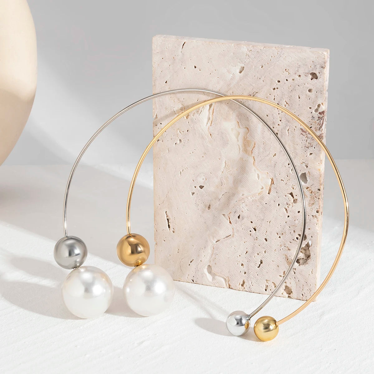 Collier Gothique Élégant – Ras-du-Cou Perle Blanche & Pendentif Boule (Or / Argent)