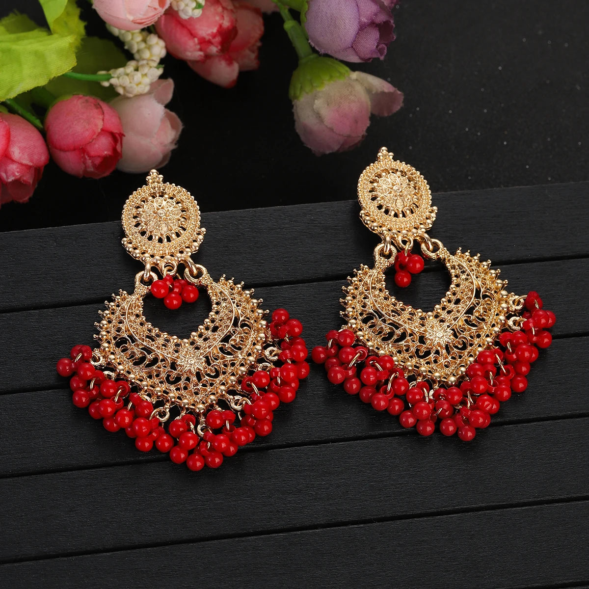 Boucles d’Oreilles Boho Cœur Doré – Fleur Sculptée & Perles – Style Jhumka Indien