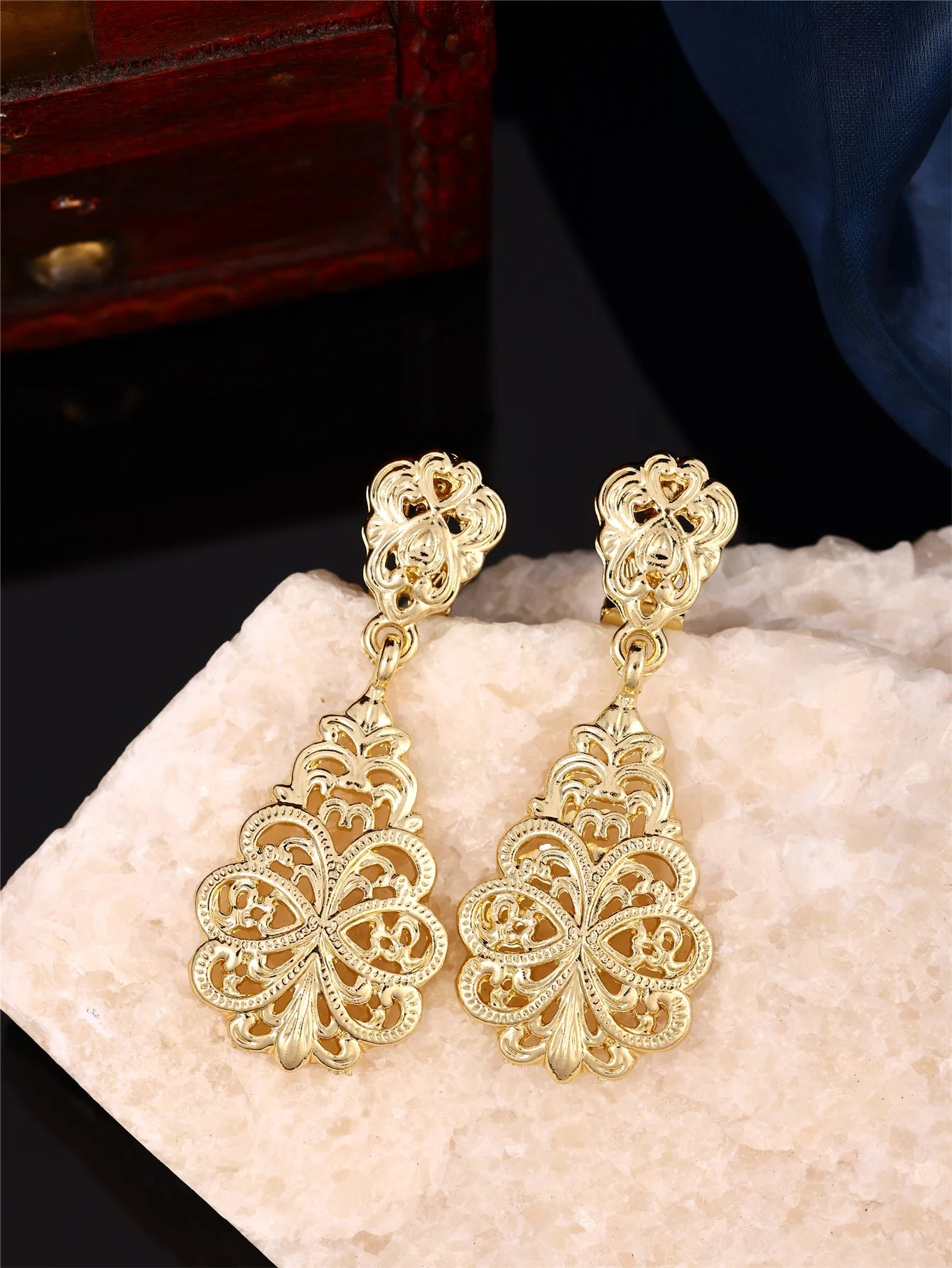 Boucles d’Oreilles Rétro Dorées – Motifs Sculptés en Creux